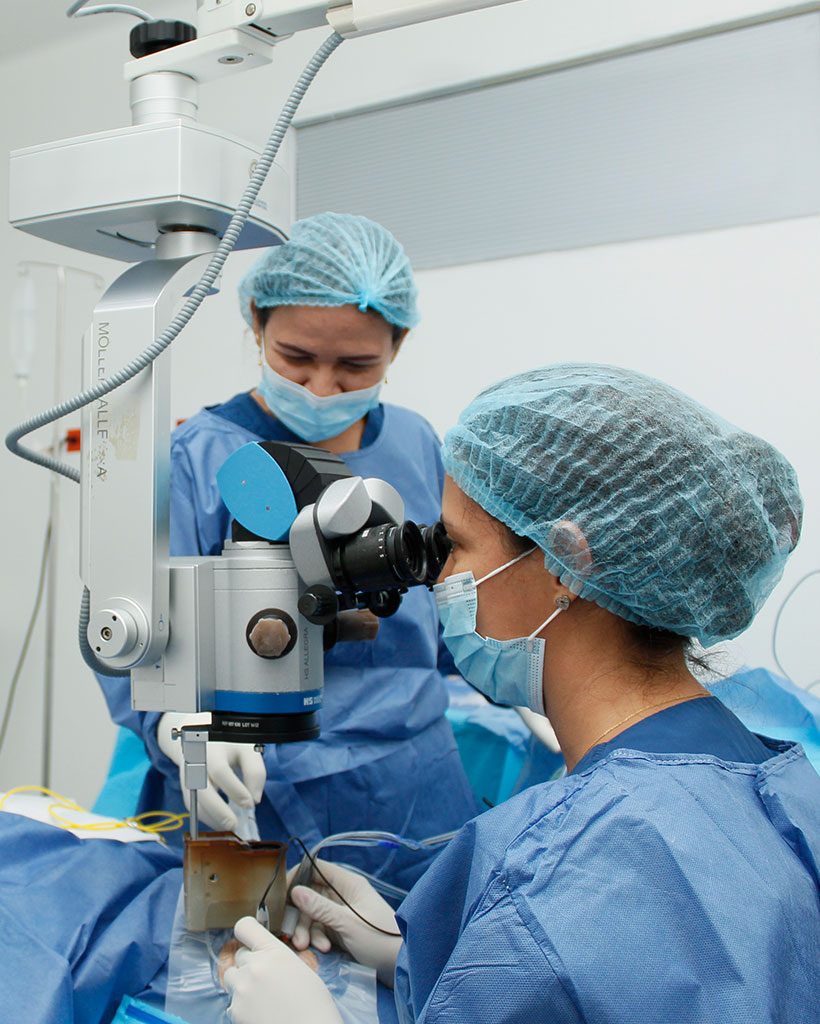 Imagen-Paciente-y-Familia-Cirugía---Clínica-Medicosta